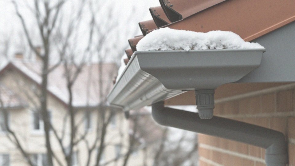 Jakie czynniki atmosferyczne wpływają na rynny plastikowe?